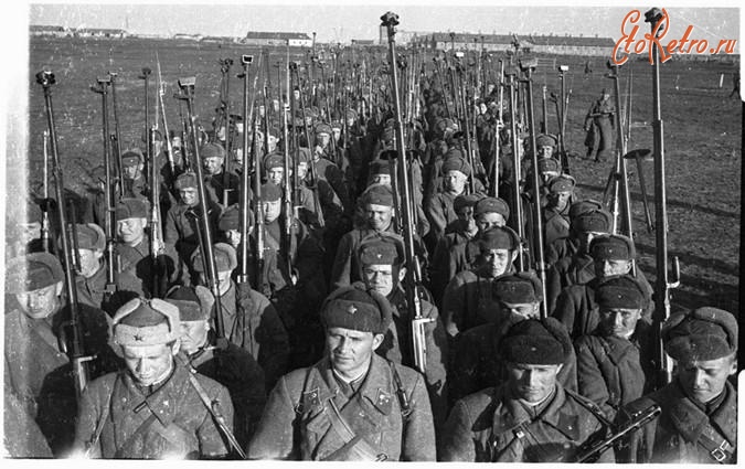 Войны (боевые действия) - Рота бронебойщиков РККА на марше.