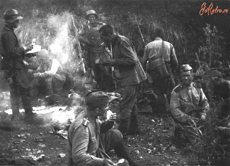 Войны (боевые действия) - Советские солдаты на привале во время Южно-Сахалинской операции.