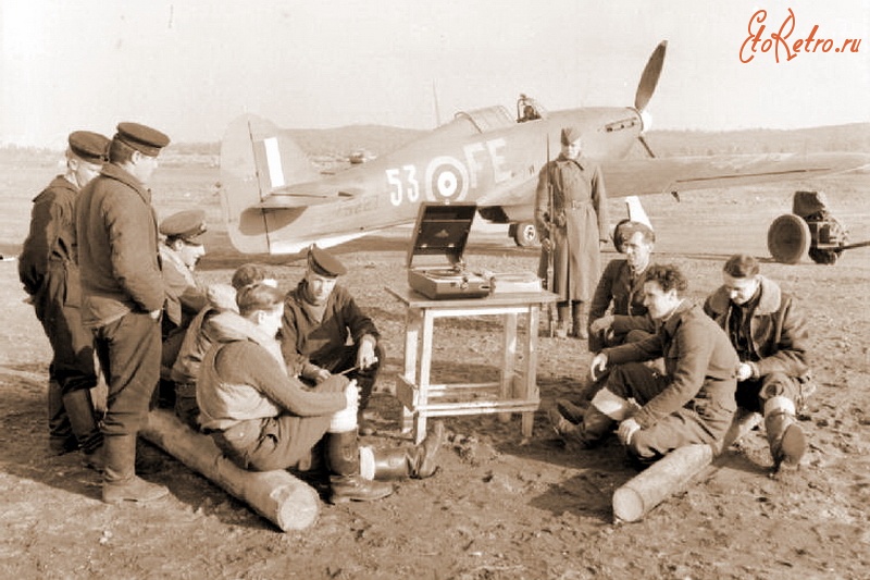 Войны (боевые действия) - Летчики-истребители 151-го авиакрыла Королевских ВВС и советские военнослужащие слушают патефон,аэродром Ваенга,Мурманская область