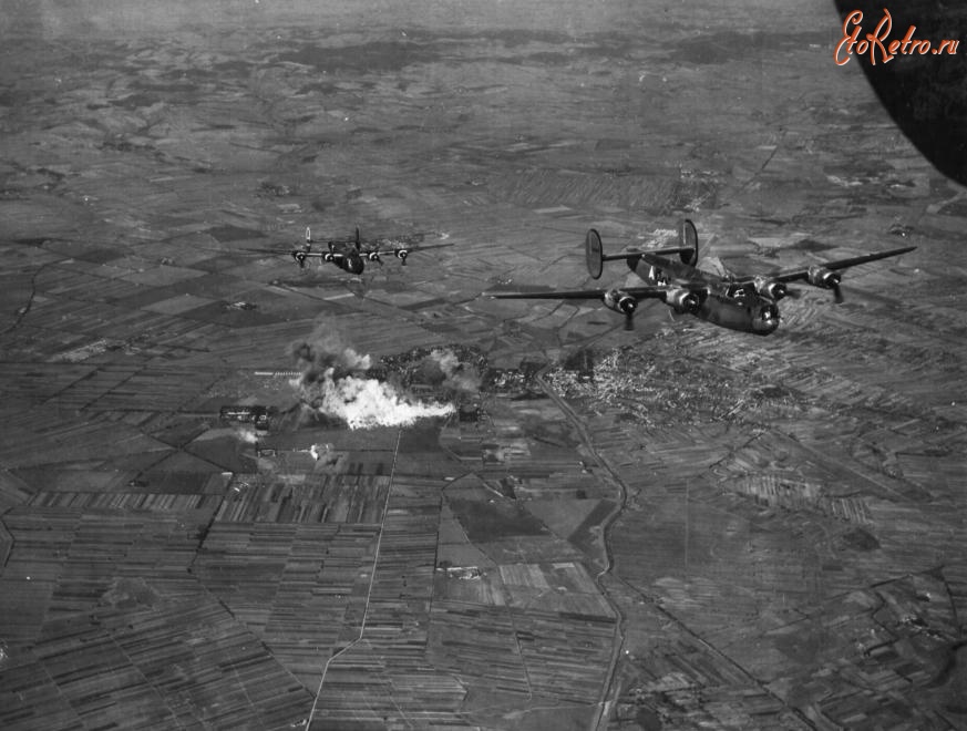 Войны (боевые действия) - Американские бомбардировщики В-24 атакуют железнодорожную станцию