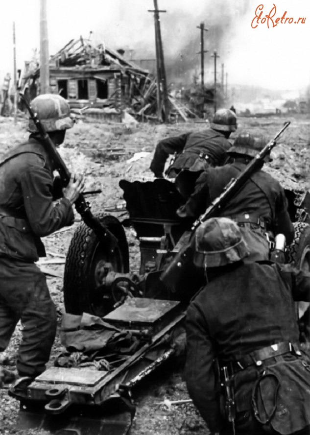 Войны (боевые действия) - Расчет легкого пехотного орудия 7,5 cm LeIG 18 меняет позицию в бою в Сталинграде