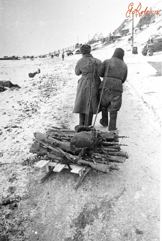 Войны (боевые действия) - Советские солдаты везут стрелковое оружие в освобожденном Сталинграде.