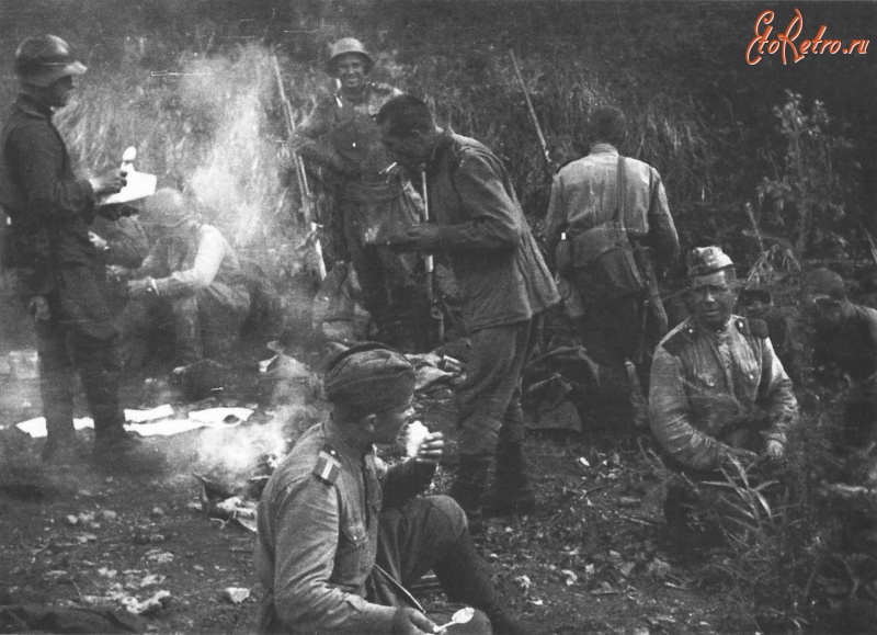 Войны (боевые действия) - Советские солдаты на привале у костра во время проведения Южно-Сахалинской наступательной операции. 1945