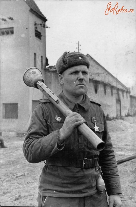 Войны (боевые действия) - Гвардии ст. сержант Илья Амелин с трофейным гранатометом 