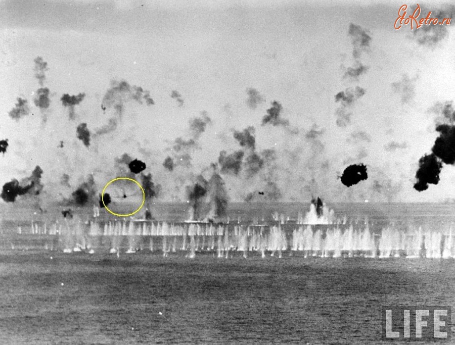 Войны (боевые действия) - Японский камикадзе атакует американский линкор 