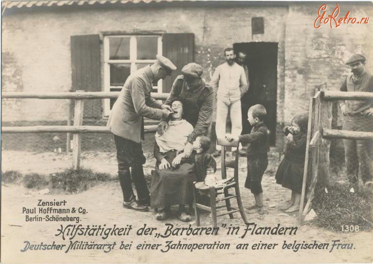 Войны (боевые действия) - Немецкий военный врач оказывает помощь. Фландрия, 1914-1918