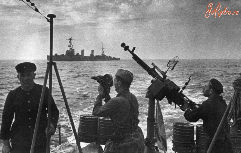 Войны (боевые действия) - Кинооператор Марк Трояновский снимает уход кораблей Черноморского флота из Одессы