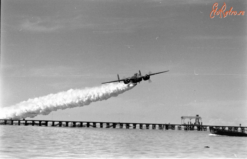 Войны (боевые действия) - Американские бомбардировщики В-25 ставят дымовую завесу