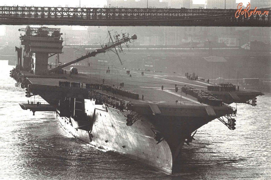 Корабли - Авианосец USS Constellation CVA-64 проходит  под Бруклинским мостом,Нью-Йорк