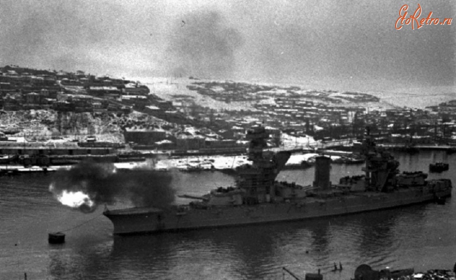 Корабли - Линкор Черноморского флота «Парижская Коммуна» ведет огонь по вражеским позициям из южной бухты Севастополя