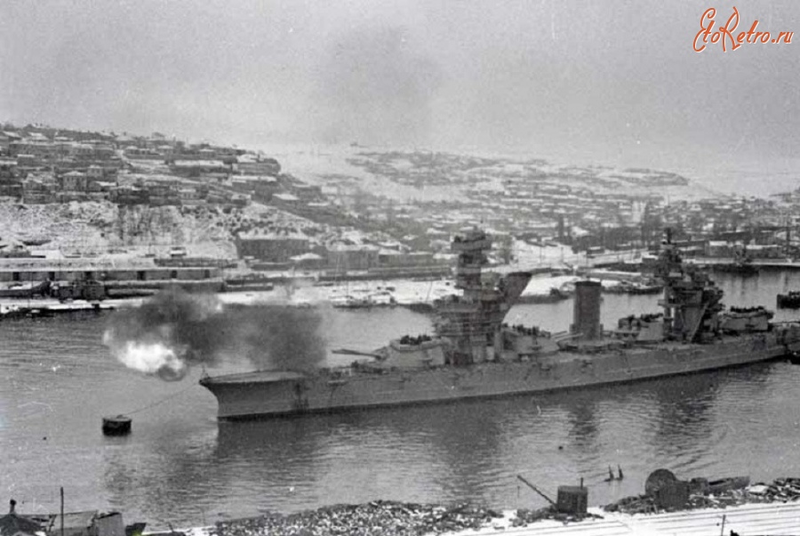 Корабли - Линкор «Севастополь» (в 1925–1943 гг. – «Парижская коммуна») ведет огонь по позициям противника из Южной бухты