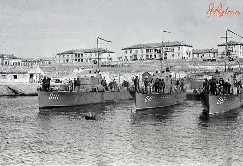 Корабли - Советские катера-охотники перед выходом на операцию