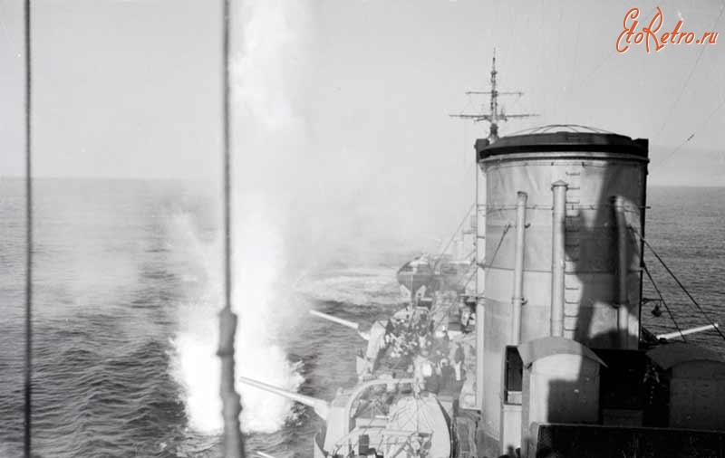 Корабли - Н-ский крейсер проходит зону огня фашистских батарей