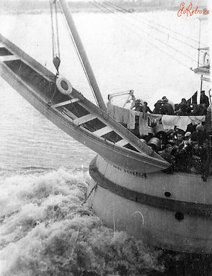 Корабли - Спасательная шлюпка на корме парохода 