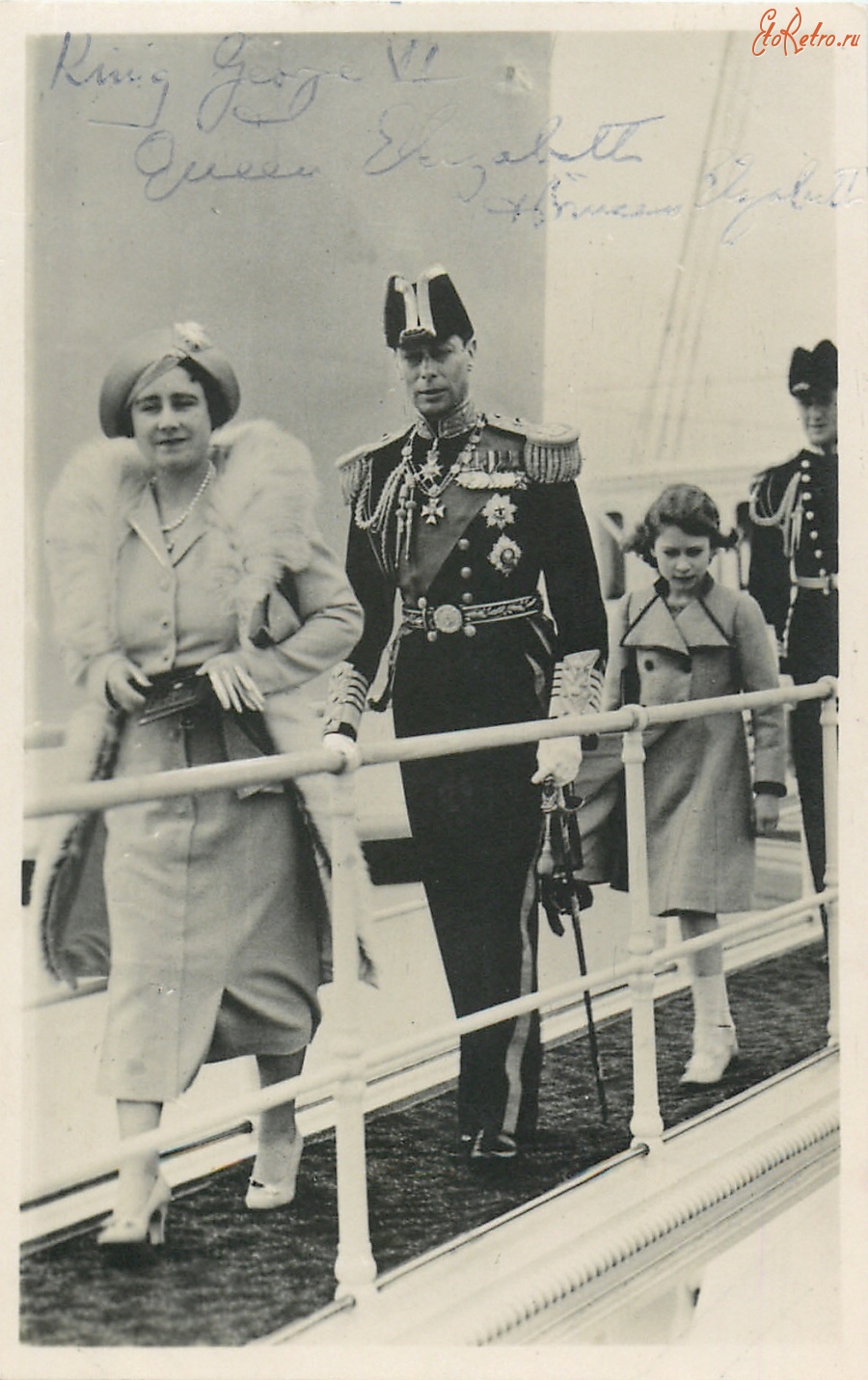 Корабли - Королевская семья идёт к мостику яхты Виктория и Альберт