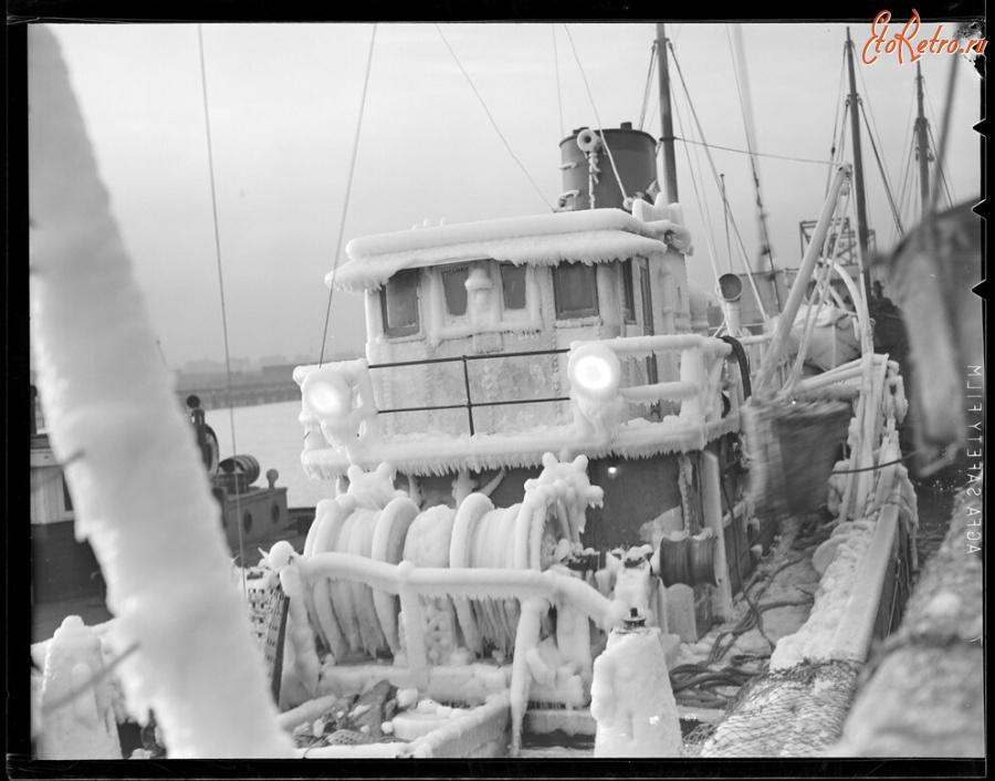 Корабли - Рыбацкая лодка в ледяном плену