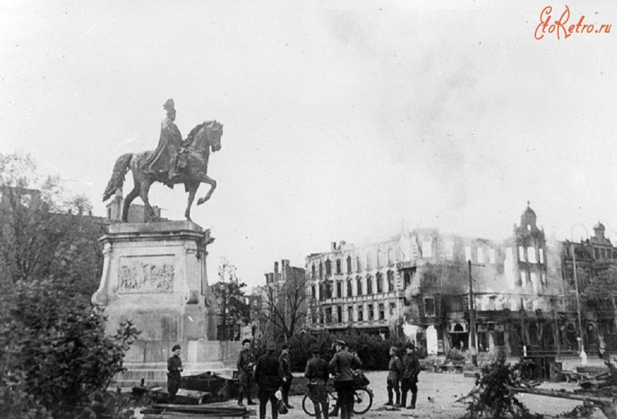 Щецин - Советские солдаты и офицеры на площади города Штеттин