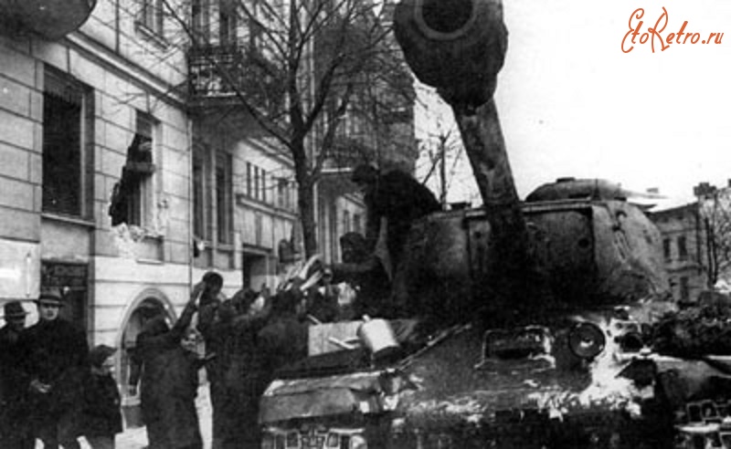 Познань - Жители Познани приветствуют советских танкистов-освободителей.