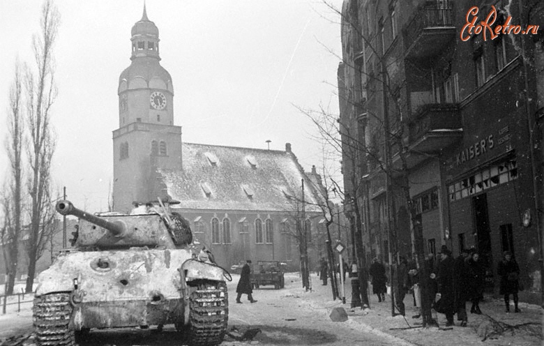 Познань - Немецкий танк «Пантера», подбитый советскими танкистами во время уличных боев в городе Познань