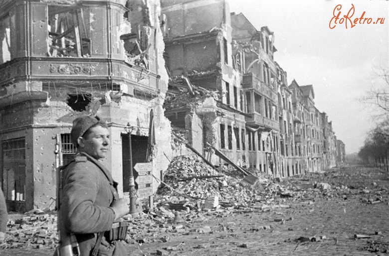 Познань - Советский воин на одной из разрушенных улиц города Познани