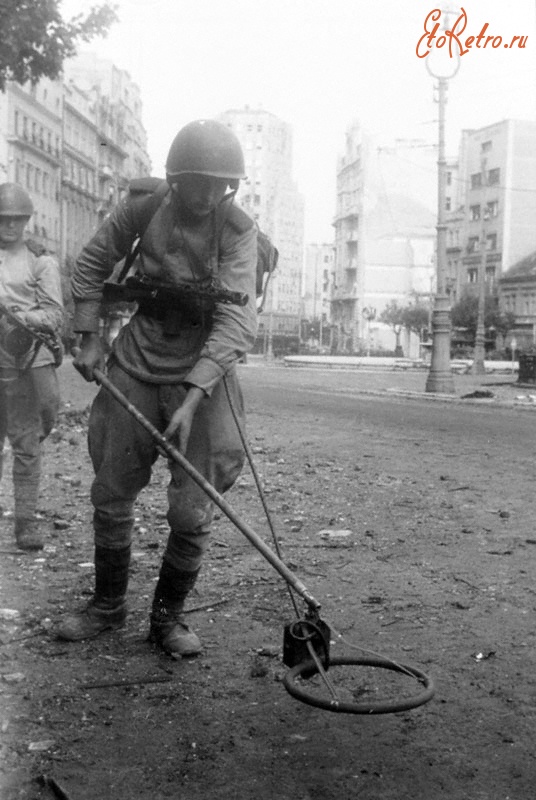 Белград - Советские саперы с миноискателями на улицах Белграда