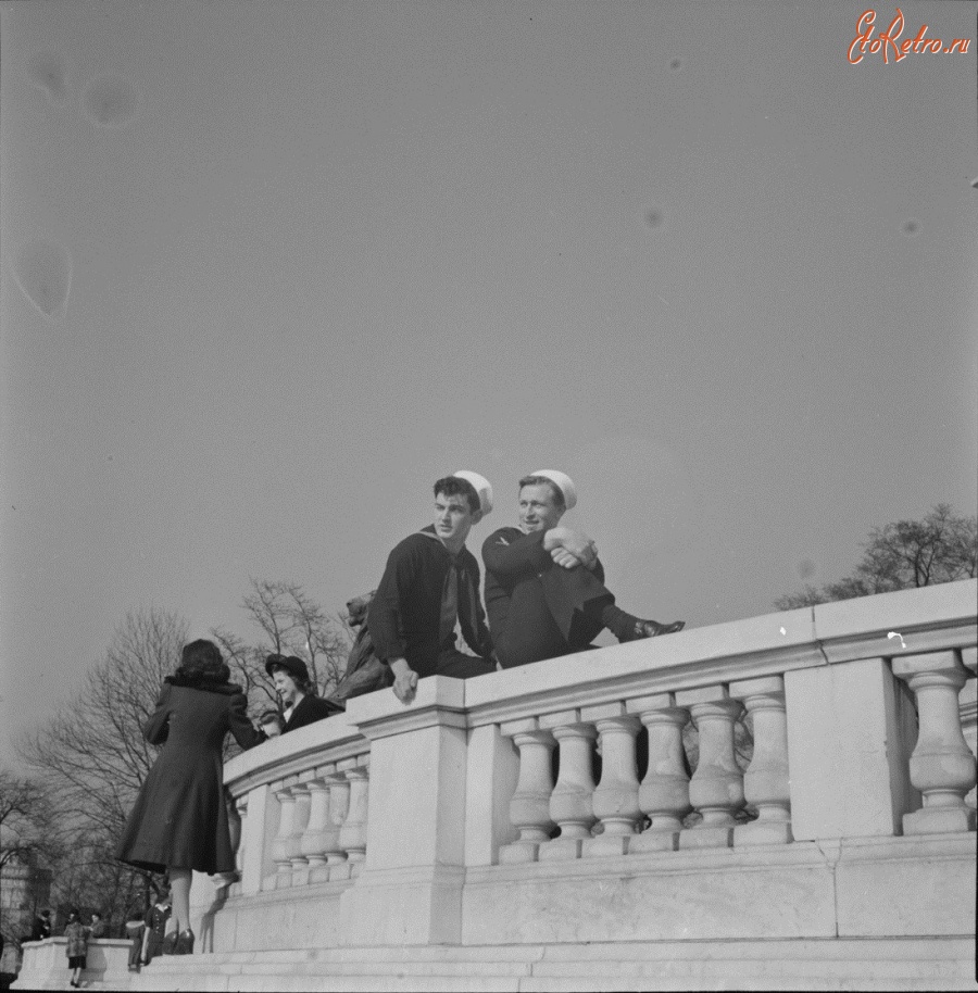Вашингтон - “Washington, D.C. Sailors sitting on a monument in front of the Capitol on Sunday.” США , Вашингтон (округ Колумбия)