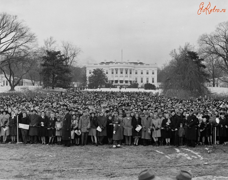 Вашингтон - Title Photograph of a large crowd of spectators assembled on the White House Grounds for the ceremonial lighting of the National Community Christmas Tree, with the South Portico of the White House in the background. США , Вашингтон (округ Колумбия)