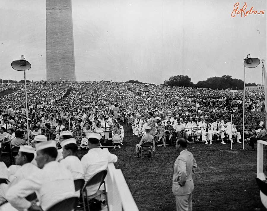 Вашингтон - Title Photograph of a vast crowd at the Washington Monument during ceremonies celebrating the 175th anniversary of the Declaration of Independence. США , Вашингтон (округ Колумбия)