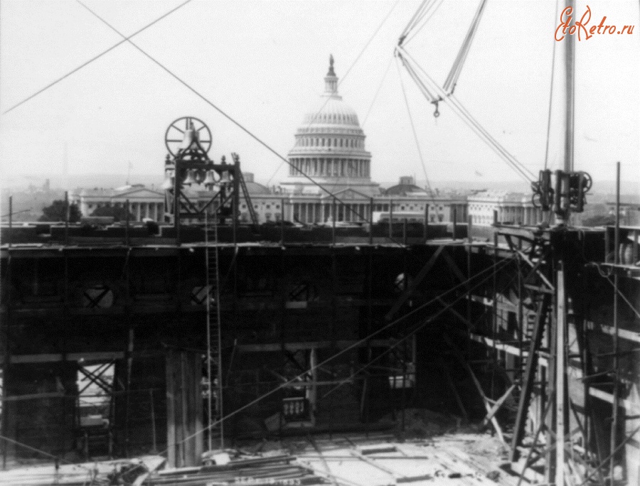 Вашингтон - Library of Congress construction, with U.S. Capitol Dome in background (official construction photo). США , Вашингтон (округ Колумбия)