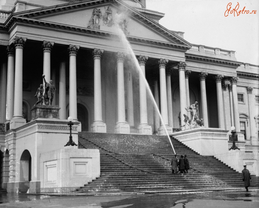 Вашингтон - Washing U.S. Capitol. The United States Capitol receiving its annual bath США , Вашингтон (округ Колумбия)