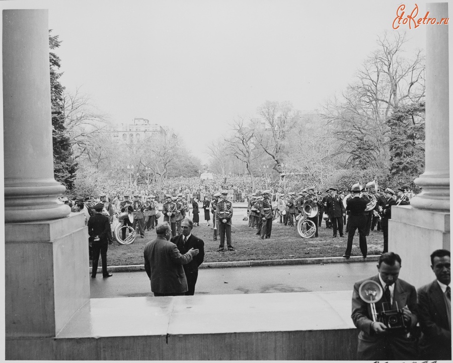 Вашингтон - A military band standing on the front lawn of the White House; США , Вашингтон (округ Колумбия)