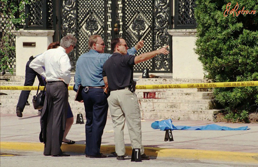 Майами - 15.07.1997. Агенты ФБР на месте убийства Джанни Версаче.
