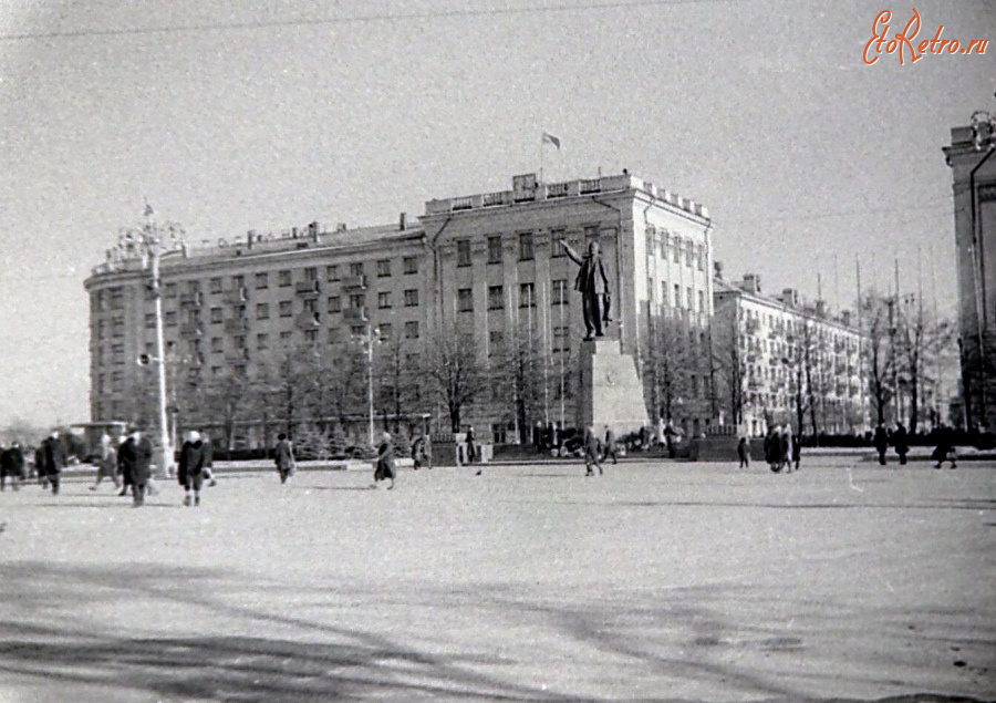 Рязань - Площадь Ленина, памятник В. И. Ленину.