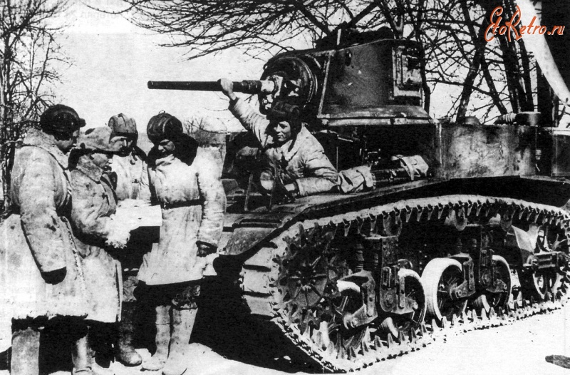 Военная техника - Советские танкисты и легкий танк M3A1 «Стюарт» американского производства на советском Западном фронте.