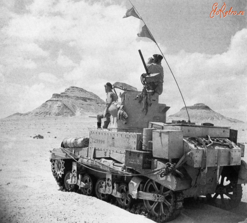Военная техника - Британские танкисты на танке M3 «Стюарт» (американского производства) 10-й британской бронетанковой дивизии под Алам-эль-Хальфа.