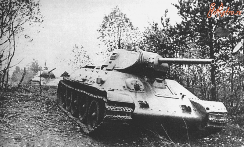 Военная техника - Танки Т-34 выдвигаются на позиции на Северо-Западном фронте