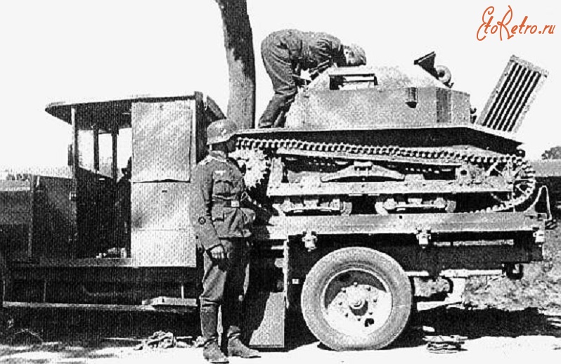 Военная техника - Немецкие солдаты осматривают танкетку TKS, захваченную вместе с перевозившим ее грузовым автомобилем «Урсус». Сентябрь 1939 года