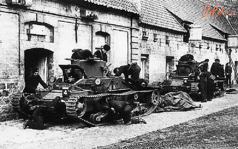 Военная техника - Экипажи 4-го Королевского танкового полка приводят в порядок свои танки «Матильда I»