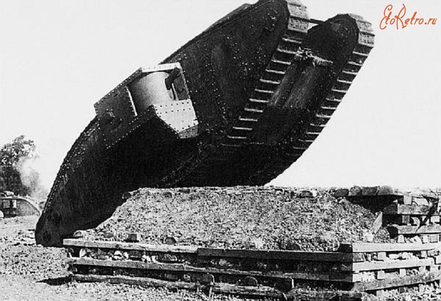 Военная техника - Танк Mk IV во время преодоления препятствия. Франция, сентябрь 1917 года
