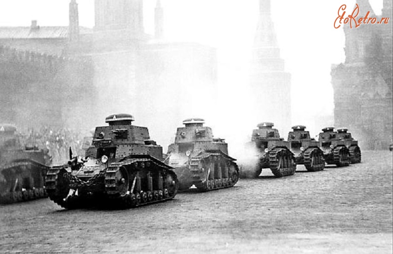 Военная техника - Легкие танки МС-1 проходят по Красной площади. 1930 год