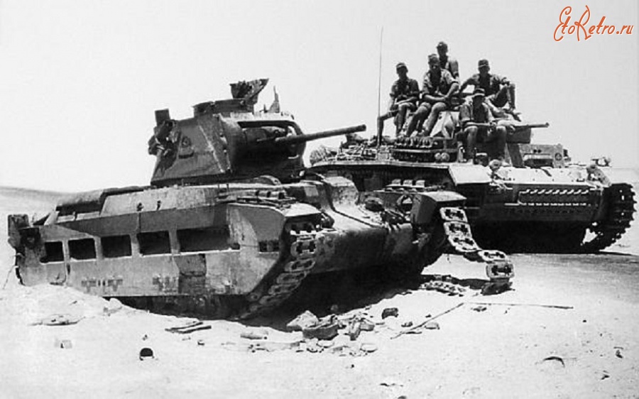 Военная техника - Немецкий танк Pz.III Ausf.H проезжает мимо подбитого английского танка «Матильда». Северная Африка, 1941 год