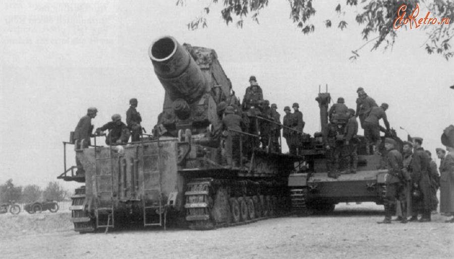 Военная техника - Артиллеристы вермахта готовят к выстрелу 600-мм мортиру «Карл» в районе Бреста. 1941 г.