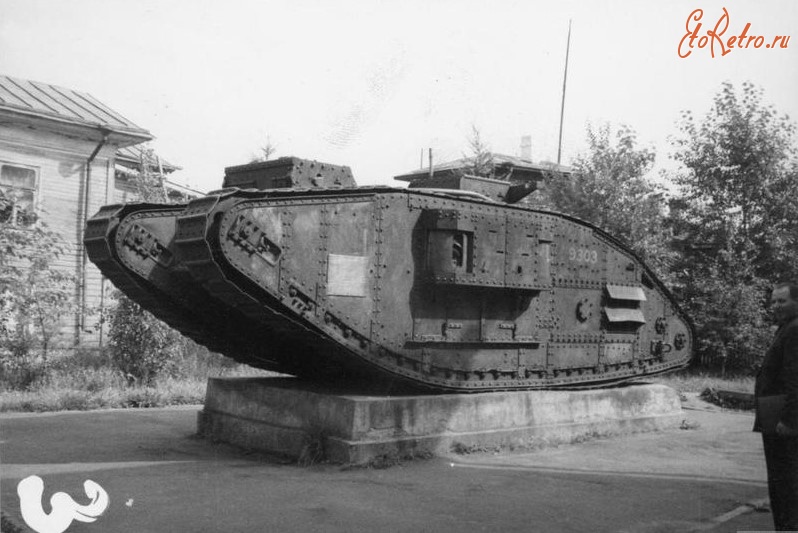 Военная техника - Британский танк MarkV №9303 рядом с Архангельским краеведческим музеем.