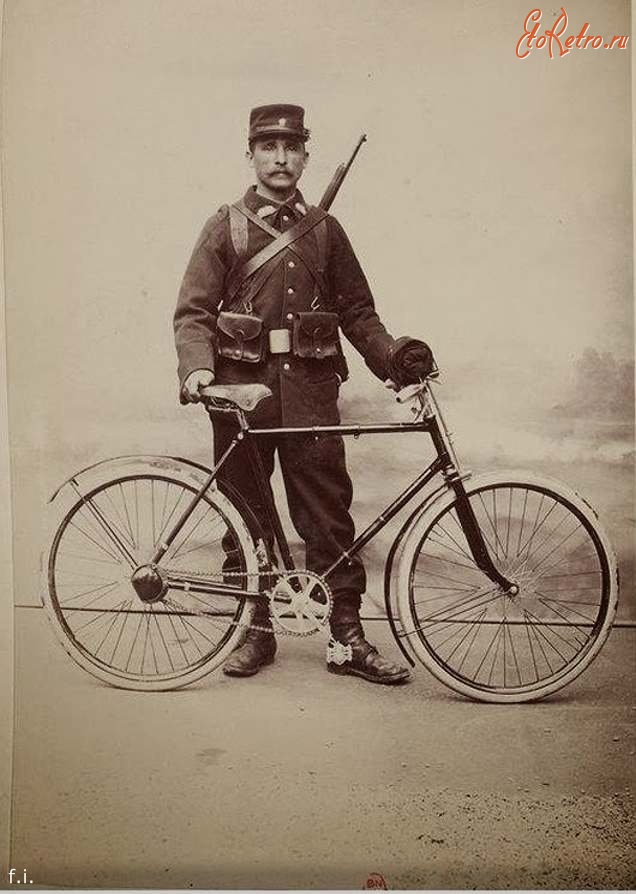 Военная техника - Французский пехотинец со складным велосипедом.