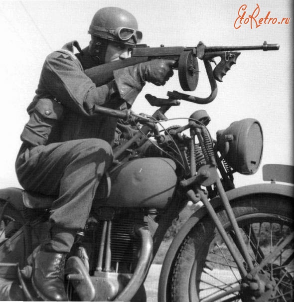 Военная техника - Мотоцикл Harley-Davidson с укрепленным  на специальном кронштейне  пистолетом-пулеметом Thompson М1928.
