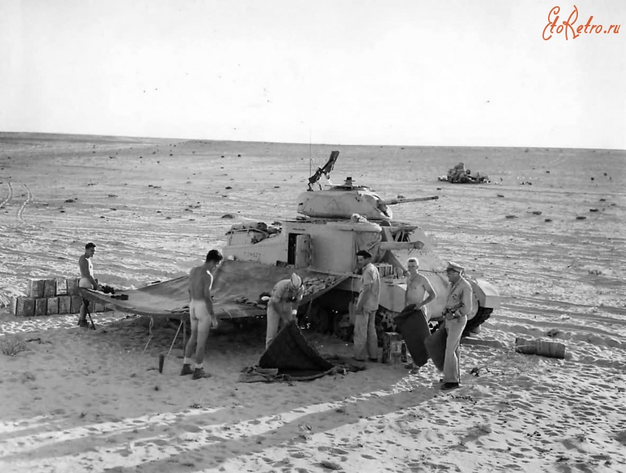 Военная техника - Экипаж американского танка М3Grant готовится к ночевке в пустыне,Египет