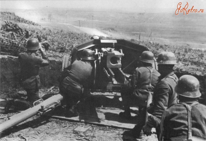 Военная техника - Артиллеристы ведут огонь из немецкой 75-мм противотанковой пушки PaK 40