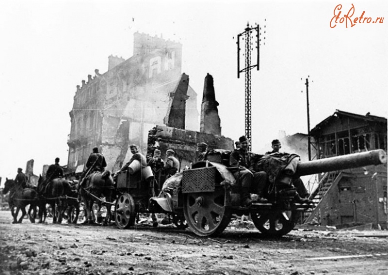 Военная техника - Расчет немецкого артиллерийского орудия направляется на новые позиции во время наступления на Париж