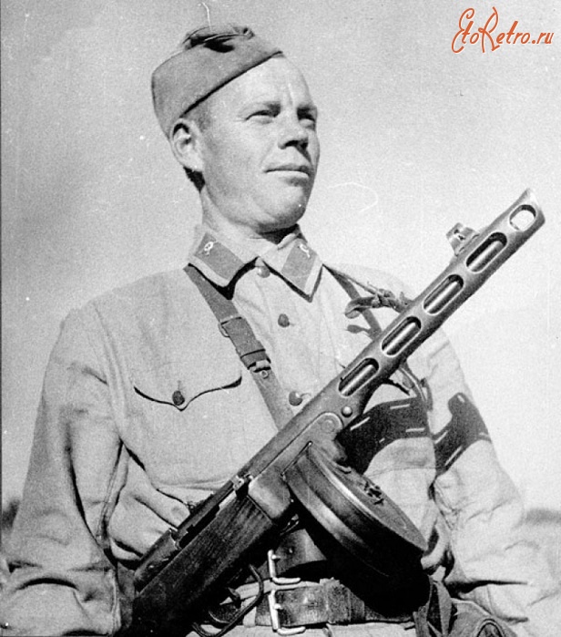 Военная техника - Советский боец с пистолетом-пулеметом системы Шпагина (ППШ) – самым массовым автоматическим стрелковым оружием