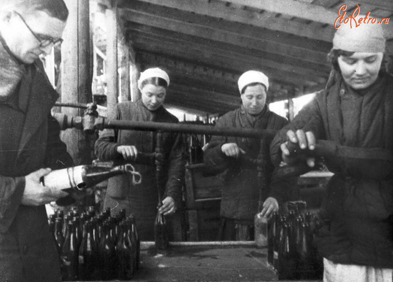 Военная техника - Изготовление на одном из заводов Москвы бутылок с зажигательной смесью для борьбы с танками противника